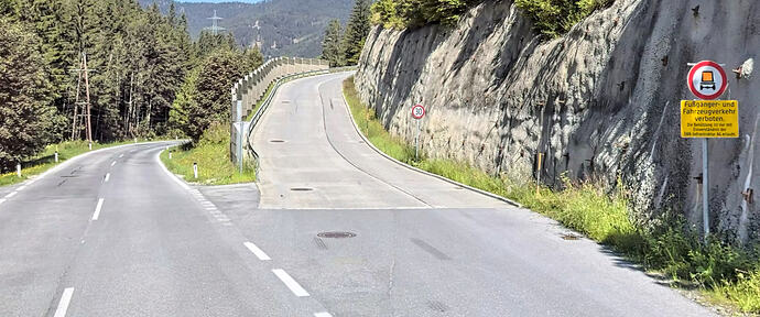 Fußgänger und Fahrzeugverkehr